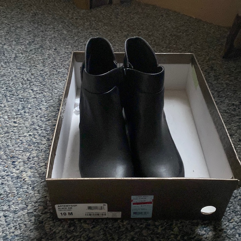Giani Bernini memory foam black ankle boot. New in box tags still on.